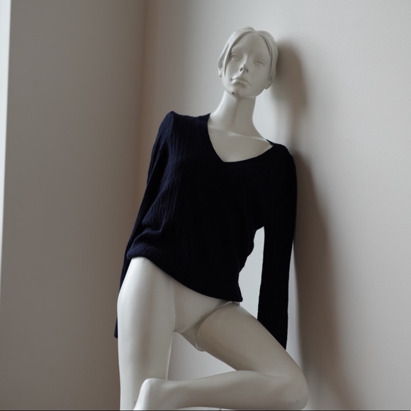 ✨ JCREW cable knit v neck sweater navy blue - medium - Picture 2 of 4